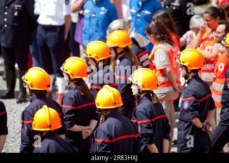 Briancon, Francia. 18th giugno, 2023. I giovani vigili del fuoco volontari, Francia il 18 giugno 2023. I giovani volontari della SNU (Servizio Nazionale universale) in uno stage ad Ancelle nelle Hautes-Alpes partecipano alla cerimonia di commemorazione del 83rd° anniversario dell'appello del 18 giugno 1940 a Briancon. Foto di Thibaut Durand/ABACAPRESS.COM Credit: Abaca Press/Alamy Live News Foto Stock