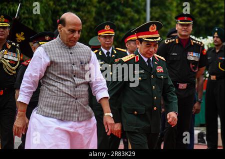 Nuova Delhi, Delhi, India. 19th giugno, 2023. Il Ministro della Difesa indiano Rajnath Singh (L) e il Ministro della Difesa del Vietnam Phan Van Giang (R) camminano prima della sua cerimonia di accoglienza a Nuova Delhi, in India, il 19 giugno 2023. (Credit Image: © Kabir Jhangiani/ZUMA Press Wire) SOLO PER USO EDITORIALE! Non per USO commerciale! Credit: ZUMA Press, Inc./Alamy Live News Foto Stock