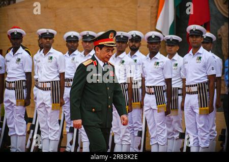 Nuova Delhi, Delhi, India. 19th giugno, 2023. Il Ministro della Difesa del Vietnam, Generale Phan Van Giang (C), ispeziona la Guardia d'onore Tri-Service durante la sua cerimonia di accoglienza a Nuova Delhi, India, il 19 giugno 2023. (Credit Image: © Kabir Jhangiani/ZUMA Press Wire) SOLO PER USO EDITORIALE! Non per USO commerciale! Credit: ZUMA Press, Inc./Alamy Live News Foto Stock