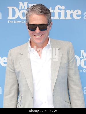 18 giugno 2023 - Londra, Inghilterra, Regno Unito - Hugh Grant partecipa allo spettacolo di gala di Doubtfire, Shaftesbury Theatre Foto Stock