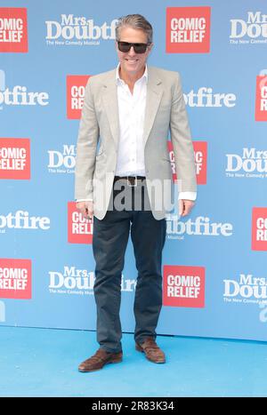 18 giugno 2023 - Londra, Inghilterra, Regno Unito - Hugh Grant partecipa allo spettacolo di gala di Doubtfire, Shaftesbury Theatre Foto Stock