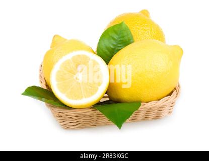 Limoni freschi in un cestino . Isolato Foto stock - Alamy