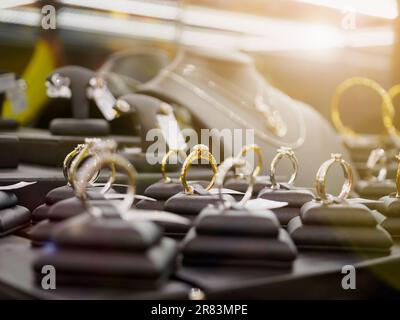 Gioielli anelli con diamanti e collane mostrano in luxury retail store window display vetrina Foto Stock