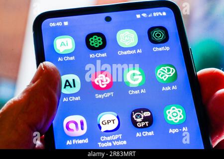 I loghi di varie applicazioni di intelligenza artificiale ChatGPT (ai) in tedesco uno schermo per smartphone Foto Stock