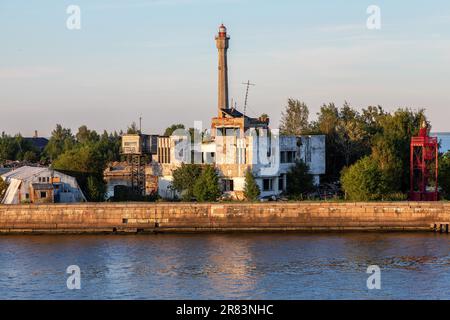 Kronstadt è una città ed ex fortezza sull'isola del Mar Baltico Kotlin al largo di San Pietroburgo in Russia Foto Stock