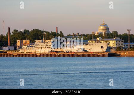 Kronstadt è una città ed ex fortezza sull'isola del Mar Baltico Kotlin al largo di San Pietroburgo in Russia Foto Stock