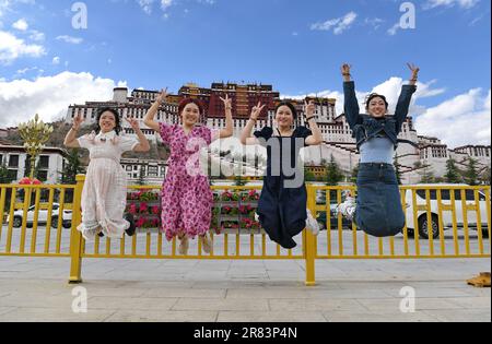 (230619) -- LHASA, 19 giugno 2023 (Xinhua) -- la gente posa per una foto sulla piazza del Palazzo Potala a Lhasa, capitale della regione autonoma del Tibet del sud-ovest della Cina, 16 giugno 2023. Dal 7th ° secolo, la città di Lhasa gradualmente emerse nel cuore dell'altopiano, immerso nella valle del fiume Lhasa - un affluente del fiume Yarlung Tsangpo. La ricca storia della città si estende per secoli, caratterizzata da strati di patrimonio culturale, promuovendo così una cultura plateau distintiva che abbraccia la diversità e l'inclusione. Questa notevole cultura altopiano esemplifica la duratura Foto Stock