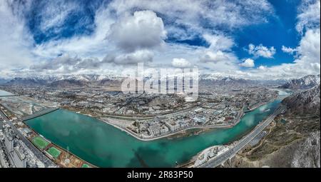 (230619) -- LHASA, 19 giugno 2023 (Xinhua) -- questa foto panoramica aerea scattata il 30 marzo 2023 mostra una vista della città di Lhasa nella regione autonoma del Tibet nel sud-ovest della Cina. Dal 7th ° secolo, la città di Lhasa gradualmente emerse nel cuore dell'altopiano, immerso nella valle del fiume Lhasa - un affluente del fiume Yarlung Tsangpo. La ricca storia della città si estende per secoli, caratterizzata da strati di patrimonio culturale, promuovendo così una cultura plateau distintiva che abbraccia la diversità e l'inclusione. Questa notevole cultura altopiano esemplifica la sua vitalità Foto Stock