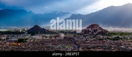 (230619) -- LHASA, 19 giugno 2023 (Xinhua) -- il sole è sparso sul Palazzo di Potala a Lhasa, capitale della regione autonoma del Tibet del sud-ovest della Cina, 15 giugno 2023. Dal 7th ° secolo, la città di Lhasa gradualmente emerse nel cuore dell'altopiano, immerso nella valle del fiume Lhasa - un affluente del fiume Yarlung Tsangpo. La ricca storia della città si estende per secoli, caratterizzata da strati di patrimonio culturale, promuovendo così una cultura plateau distintiva che abbraccia la diversità e l'inclusione. Questa notevole cultura altopiano esemplifica la vibrante e duratura di Chin Foto Stock