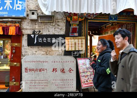 (230619) -- LHASA, 19 giugno 2023 (Xinhua) -- Un hotel trasformato da un antico edificio è visto a Lhasa, capitale della regione autonoma del Tibet del sud-ovest della Cina, 24 marzo 2023. Dal 7th ° secolo, la città di Lhasa gradualmente emerse nel cuore dell'altopiano, immerso nella valle del fiume Lhasa - un affluente del fiume Yarlung Tsangpo. La ricca storia della città si estende per secoli, caratterizzata da strati di patrimonio culturale, promuovendo così una cultura plateau distintiva che abbraccia la diversità e l'inclusione. Questa notevole cultura altopiano esemplifica la vita duratura Foto Stock