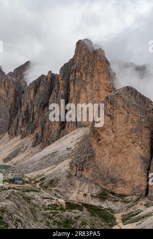 Rifugio Antermoia con torri rocciose sovrastante nelle Dolomiti - vista dalla cima del colle Mantel Foto Stock