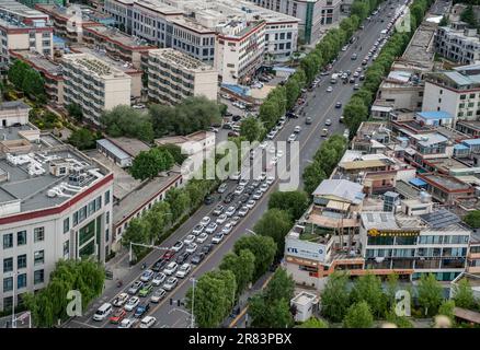 (230619) -- LHASA, 19 giugno 2023 (Xinhua) -- I traffici sono visti in una strada in Lhasa, capitale della regione autonoma del Tibet del sudovest della Cina, 15 giugno 2023, dal 7th ° secolo, la città di Lhasa gradualmente emerse nel cuore dell'altopiano, annidato nella valle del fiume Lhasa - un affluente del fiume Yarlung Tsangpo. La ricca storia della città si estende per secoli, caratterizzata da strati di patrimonio culturale, promuovendo così una cultura plateau distintiva che abbraccia la diversità e l'inclusione. Questa notevole cultura altopiano esemplifica la vivacità della cultura cinese Foto Stock