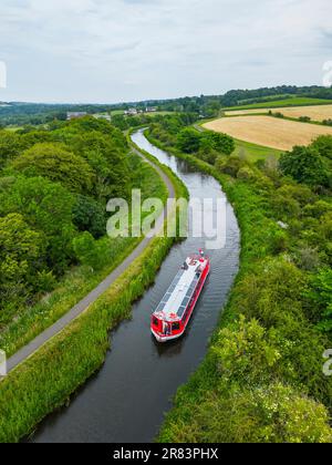 Una veduta aerea di una barca stretta sul canale dell'Unione vicino a Linlithgow, Scozia. Foto Stock