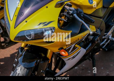 Primo piano del front-end di una replica di gara Yamaha R1. Messa a fuoco selettiva Foto Stock