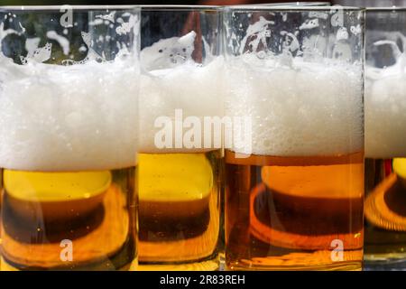 Bicchieri di birra fredda e gustosa Foto Stock