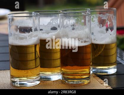 Bicchieri di birra fredda e gustosa Foto Stock