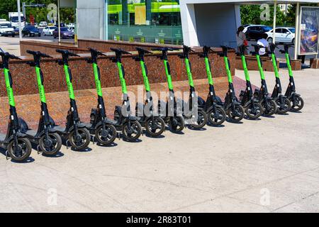 Tashkent, Uzbekistan - 25 maggio 2023: Noleggio di scooter elettrici parcheggiati sul marciapiede della città. Foto Stock
