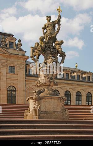 Vaso flora, barocco, scale per l'orangeria, giardino del palazzo, Fulda, Assia, Germania Foto Stock