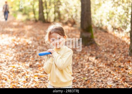 Ritratto di un uomo anziano in una camicia a quadri nella foresta autunnale Foto Stock