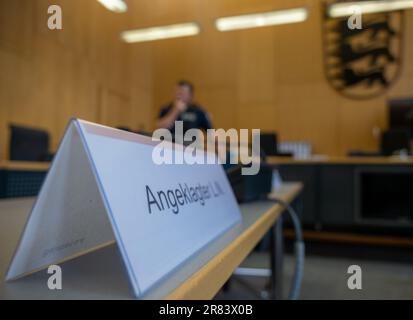 Ulm, Germania. 19th giugno, 2023. Nel tribunale distrettuale, il luogo per un convenuto è segnato. Tre giovani uomini devono rispondere per tentato omicidio dopo un attacco contro un ufficiale di polizia davanti alla camera giovanile. Presunto hanno agguantato la vittima e lo hanno picchiato a terra. Il poliziotto è sopravvissuto gravemente ferito. L'accusa accusa accusa gli imputati di tentato omicidio e di pericolosi danni fisici. Credit: Stefan Puchner/dpa/Alamy Live News Foto Stock