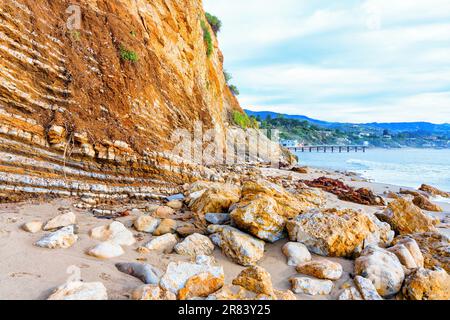 La costa di Malibu presenta enormi formazioni rocciose, una costa rocciosa e splendide nuvole sull'oceano. Foto Stock