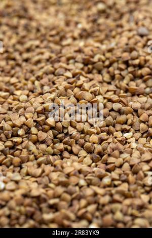 Cumulo di grani di grano saraceno come sfondo, spezie o condimento come sfondo. primo piano grano saraceno Foto Stock