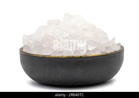 Sale di limone o acido citrico isolato su fondo bianco. Acido citrico o sale di limone in ciotola Foto Stock