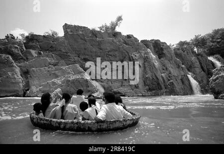 Foto in bianco e nero, Un coracolo con turisti nel fiume Cauvery o kaveri, Hogenakkal, Tamil Nadu, India, Asia Foto Stock