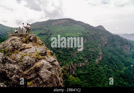 Agnello Rock un ottimo punto picnic vicino Coonoor, Nilgiris, Tamil Nadu, India del Sud, India, Asia Foto Stock