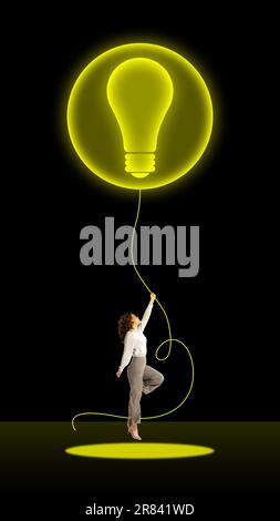 Giovane donna, impiegato che tiene la lampadina simboleggia le idee creative e professionali. Strategie di marketing. Collage d'arte contemporanea. Foto Stock
