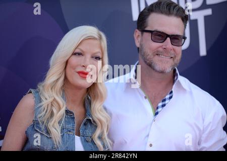 Los Angeles, Stati Uniti. 19th giugno, 2023. Foto del file datata 8 giugno 2015 di Tori Spelling e Dean McDermott partecipano alla prima di Los Angeles di Disney-Pixars Inside out al Teatro El Capitan di Los Angeles, CA, USA. - Tori Spelling e il marito Dean McDermott annunciano la divisione dopo 18 anni e giurano di 'lavorare insieme come genitori amorevoli' per i loro cinque figli. Foto di Lionel Hahn/ABACAPRESS.COM Credit: Abaca Press/Alamy Live News Foto Stock