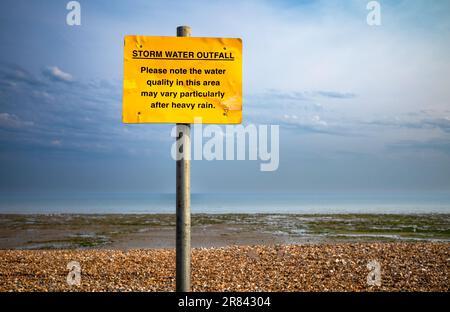 Un cartello che avverte le persone dei pericoli derivanti dalle acque inquinate, soprattutto dopo forti piogge, sulla spiaggia di Worthing, West Sussex, UK. Società idriche in t Foto Stock