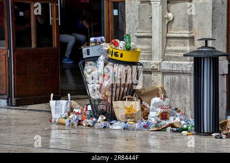 Rifiuti che trabocca da bidoni per lettiera il terreno è visto a Saint-Charles stazione durante lo sciopero da agenti di pulizia. In sciopero dal 12 giugno 2023, i detergenti non raccolgono più i bidoni dei rifiuti nella stazione ferroviaria di Marsiglia e quelli nelle stazioni della metropolitana. I dipendenti della laser Company, Che garantisce la pulizia della stazione di Saint-Charles e delle stazioni della metropolitana della città, accusano la nuova gestione della Société Nationale des Chemins de fer Francais (SNCF) di voler sbarazzarsi di loro preferendo pagare le persone in reintegrazione o in situazioni precarie con bassi salari. Foto Stock