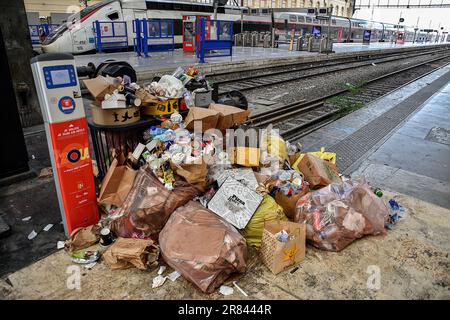 Rifiuti che trabocca da bidoni per lettiera il terreno è visto a Saint-Charles stazione durante lo sciopero da agenti di pulizia. In sciopero dal 12 giugno 2023, i detergenti non raccolgono più i bidoni dei rifiuti nella stazione ferroviaria di Marsiglia e quelli nelle stazioni della metropolitana. I dipendenti della laser Company, Che garantisce la pulizia della stazione di Saint-Charles e delle stazioni della metropolitana della città, accusano la nuova gestione della Société Nationale des Chemins de fer Francais (SNCF) di voler sbarazzarsi di loro preferendo pagare le persone in reintegrazione o in situazioni precarie con bassi salari. Foto Stock