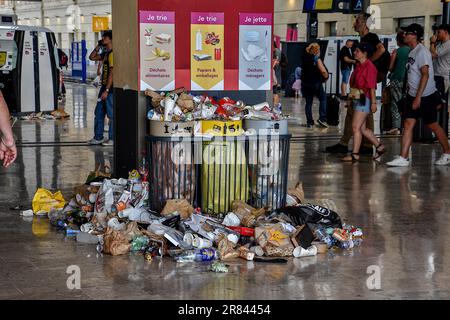 Rifiuti che trabocca da bidoni per lettiera il terreno è visto a Saint-Charles stazione durante lo sciopero da agenti di pulizia. In sciopero dal 12 giugno 2023, i detergenti non raccolgono più i bidoni dei rifiuti nella stazione ferroviaria di Marsiglia e quelli nelle stazioni della metropolitana. I dipendenti della laser Company, Che garantisce la pulizia della stazione di Saint-Charles e delle stazioni della metropolitana della città, accusano la nuova gestione della Société Nationale des Chemins de fer Francais (SNCF) di voler sbarazzarsi di loro preferendo pagare le persone in reintegrazione o in situazioni precarie con bassi salari. Foto Stock