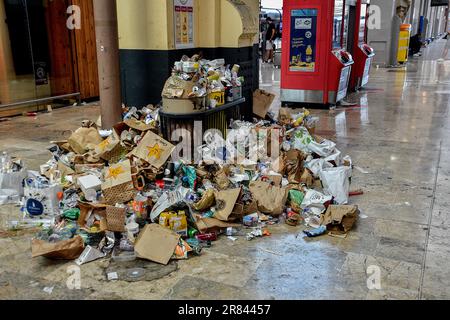 Rifiuti che trabocca da bidoni per lettiera il terreno è visto a Saint-Charles stazione durante lo sciopero da agenti di pulizia. In sciopero dal 12 giugno 2023, i detergenti non raccolgono più i bidoni dei rifiuti nella stazione ferroviaria di Marsiglia e quelli nelle stazioni della metropolitana. I dipendenti della laser Company, Che garantisce la pulizia della stazione di Saint-Charles e delle stazioni della metropolitana della città, accusano la nuova gestione della Société Nationale des Chemins de fer Francais (SNCF) di voler sbarazzarsi di loro preferendo pagare le persone in reintegrazione o in situazioni precarie con bassi salari. Foto Stock