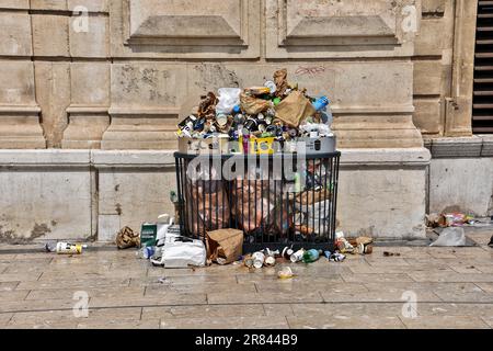 Marsiglia, Francia. 18th giugno, 2023. Rifiuti che trabocca da bidoni per lettiera il terreno è visto a Saint-Charles stazione durante lo sciopero da agenti di pulizia. In sciopero dal 12 giugno 2023, i detergenti non raccolgono più i bidoni dei rifiuti nella stazione ferroviaria di Marsiglia e quelli nelle stazioni della metropolitana. Credit: Sipa USA/Alamy Live News Foto Stock