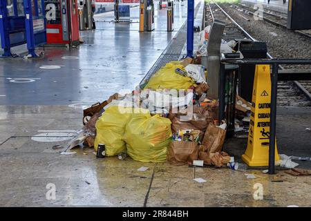 Marsiglia, Francia. 18th giugno, 2023. Rifiuti che trabocca da bidoni per lettiera il terreno è visto a Saint-Charles stazione durante lo sciopero da agenti di pulizia. In sciopero dal 12 giugno 2023, i detergenti non raccolgono più i bidoni dei rifiuti nella stazione ferroviaria di Marsiglia e quelli nelle stazioni della metropolitana. Credit: Sipa USA/Alamy Live News Foto Stock