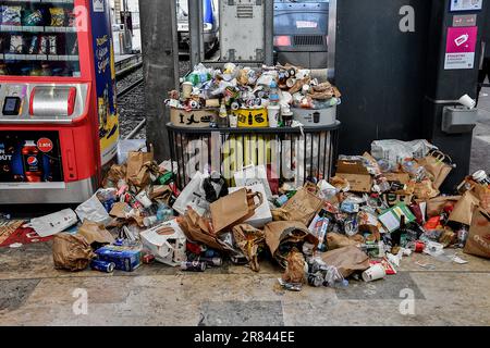 Marsiglia, Francia. 18th giugno, 2023. Rifiuti che trabocca da bidoni per lettiera il terreno è visto a Saint-Charles stazione durante lo sciopero da agenti di pulizia. In sciopero dal 12 giugno 2023, i detergenti non raccolgono più i bidoni dei rifiuti nella stazione ferroviaria di Marsiglia e quelli nelle stazioni della metropolitana. Credit: Sipa USA/Alamy Live News Foto Stock