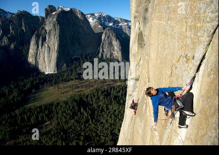 Un uomo sale El Cap mentre il suo compagno di arrampicata si allea da un portaledge nel Parco Nazionale di Yosemite, California. Foto Stock