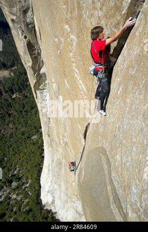 Un uomo sale El Cap mentre il suo compagno di arrampicata si allea da un portaledge nel Parco Nazionale di Yosemite, California. Foto Stock