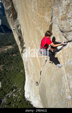 Un uomo sale El Cap mentre il suo compagno di arrampicata si allea da un portaledge nel Parco Nazionale di Yosemite, California. Foto Stock