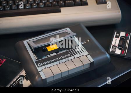 Rimini, 2023 giugno: Una console d'epoca Commodore 64 con una vecchia cassetta per giocare un videogioco. Foto Stock