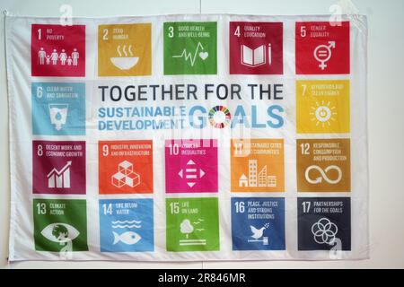 Rimini, Italia, giugno 2023: Bandiera degli obiettivi per affrontare la povertà nel mondo e realizzare uno sviluppo sostenibile. SDG Foto Stock