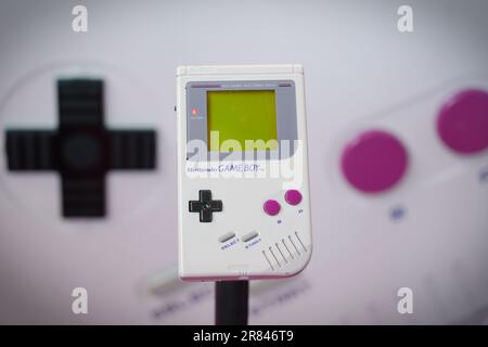 Rimini, Italia - 15 giugno 2023 : vecchio sistema Nintendo Gameboy isolato su sfondo bianco. Foto Stock