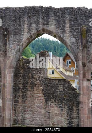 Case e le rovine di un All Saints Abbey, Foresta Nera, Germania Foto Stock