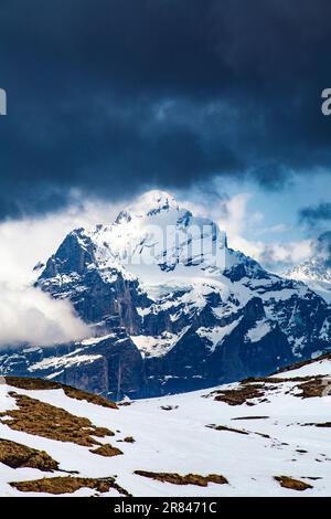 Cima innevata del monte Wetterhorn visto da prima, Svizzera Foto Stock