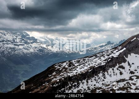 Vista panoramica sulle montagne vista dall'Eiger Ultra Trail intorno alla prima montagna, in Svizzera Foto Stock