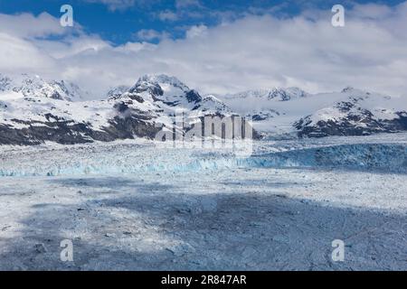 Una vista della faccia calvante del ramo principale del ghiacciaio Columbia, vicino a Valdez, Alaska. Foto Stock