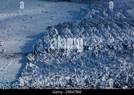 Una vista aerea della faccia calvante del ramo ovest del ghiacciaio Columbia, vicino a Valdez, Alaska. Foto Stock